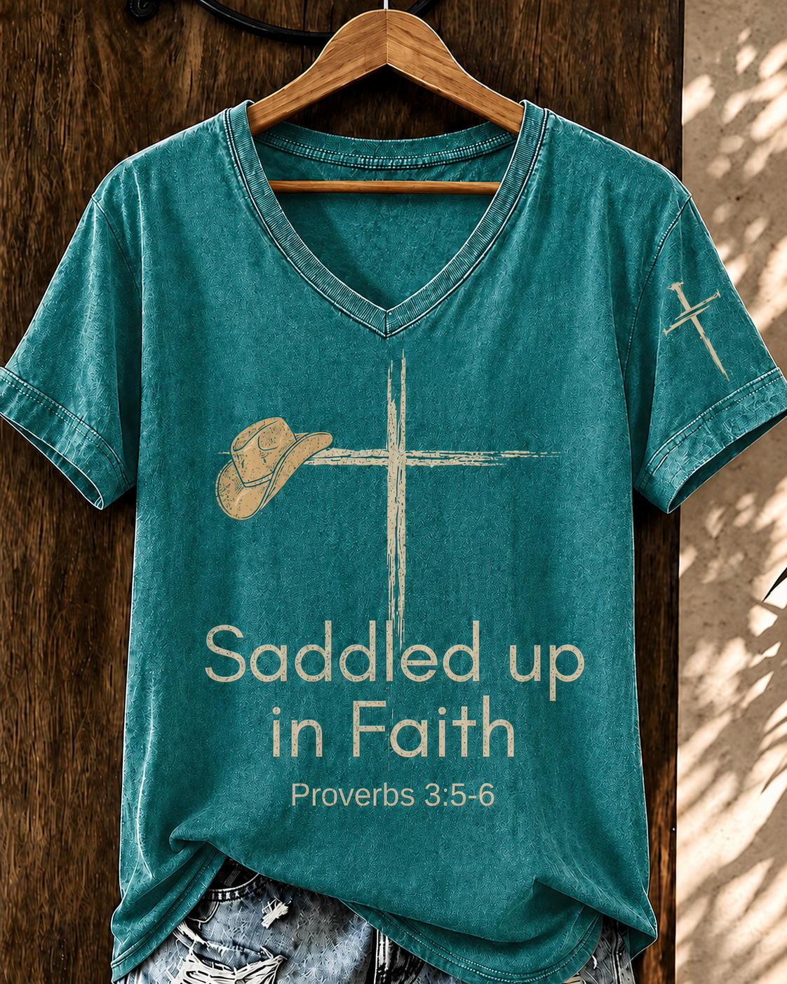 Damen Retro WesternSaddled Up in Faith V-Ausschnitt T-Shirt