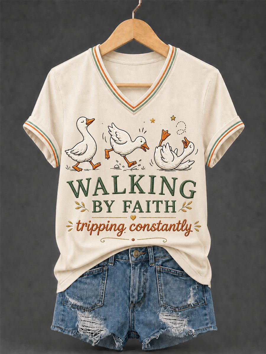 Klassisches Walking By Faith Tripping Constantly Gänse-Print Christliches Inspirierendes Kurzarm-Shirt