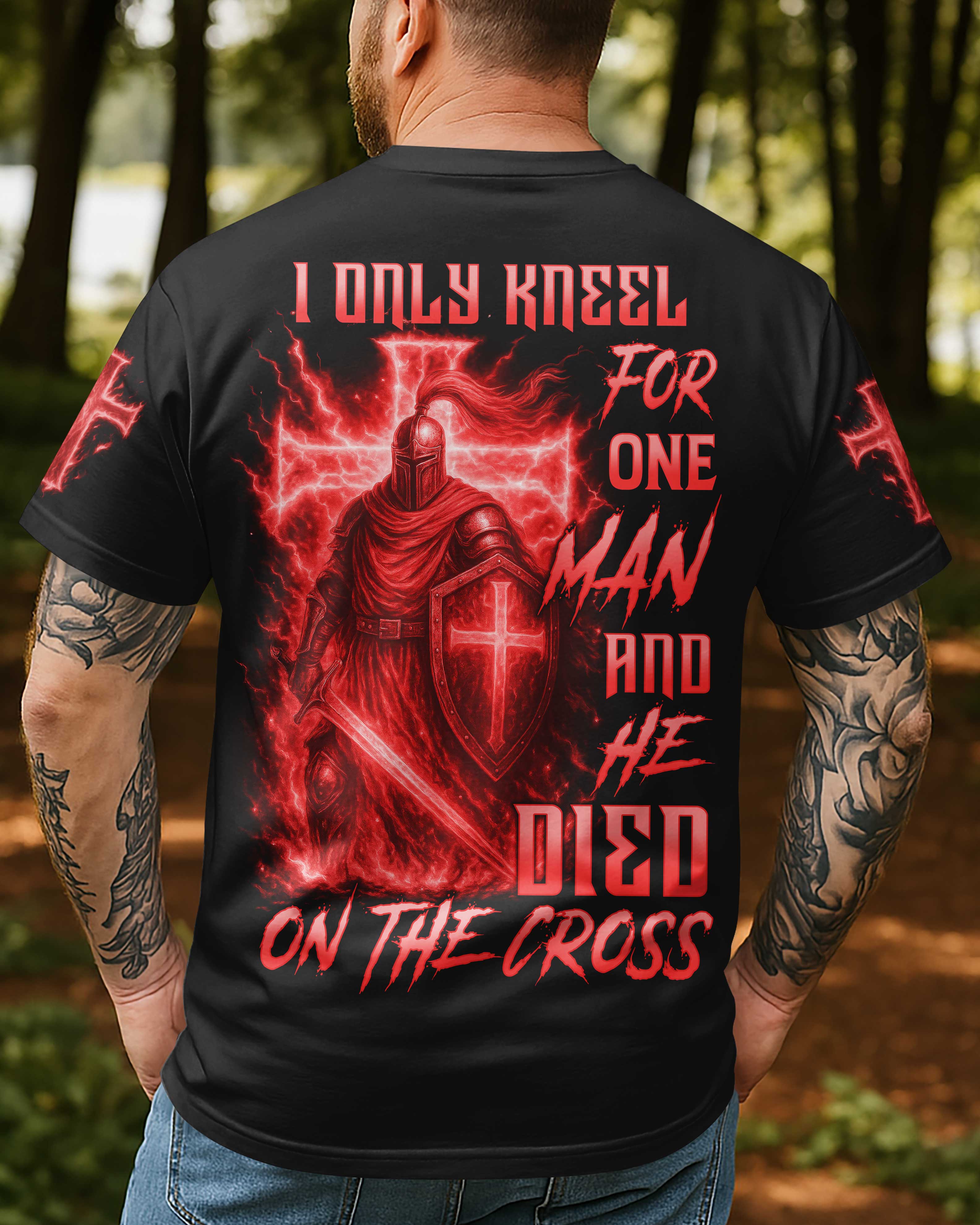 Ich knie nur vor einem Mann, und der starb am Kreuz – All-Over Print T-Shirt