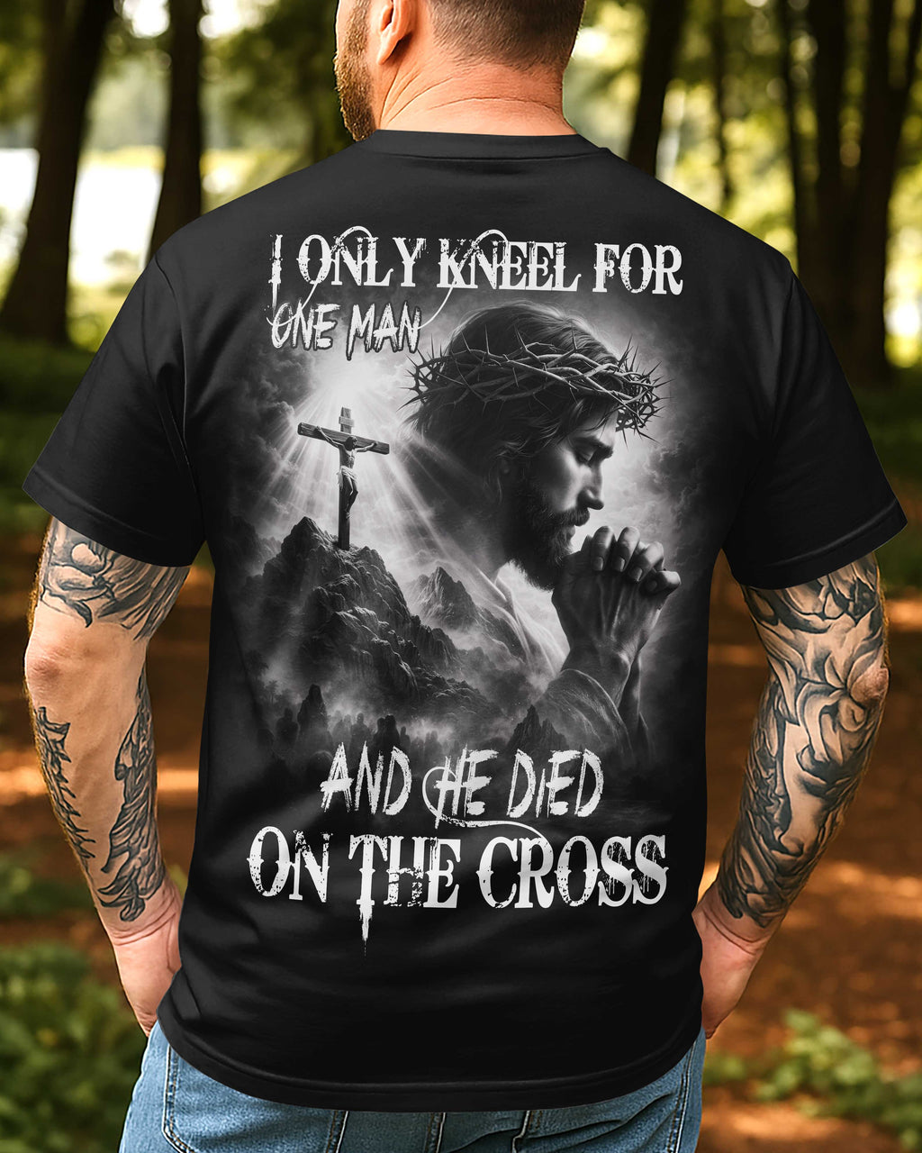 Ich knie nur vor einem Mann, und der starb am Kreuz – T-Shirt