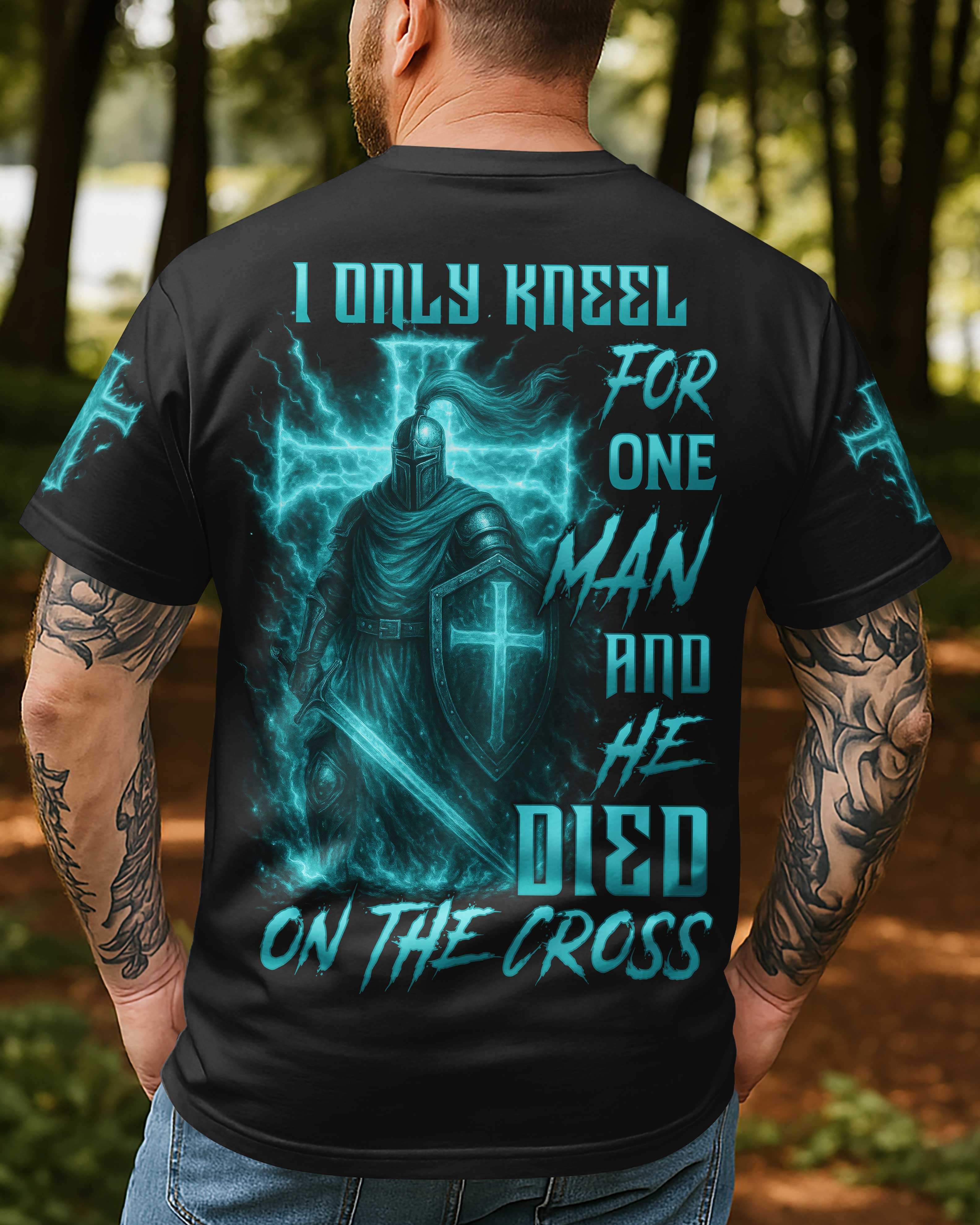 Ich knie nur vor einem Mann, und der starb am Kreuz – All-Over Print T-Shirt