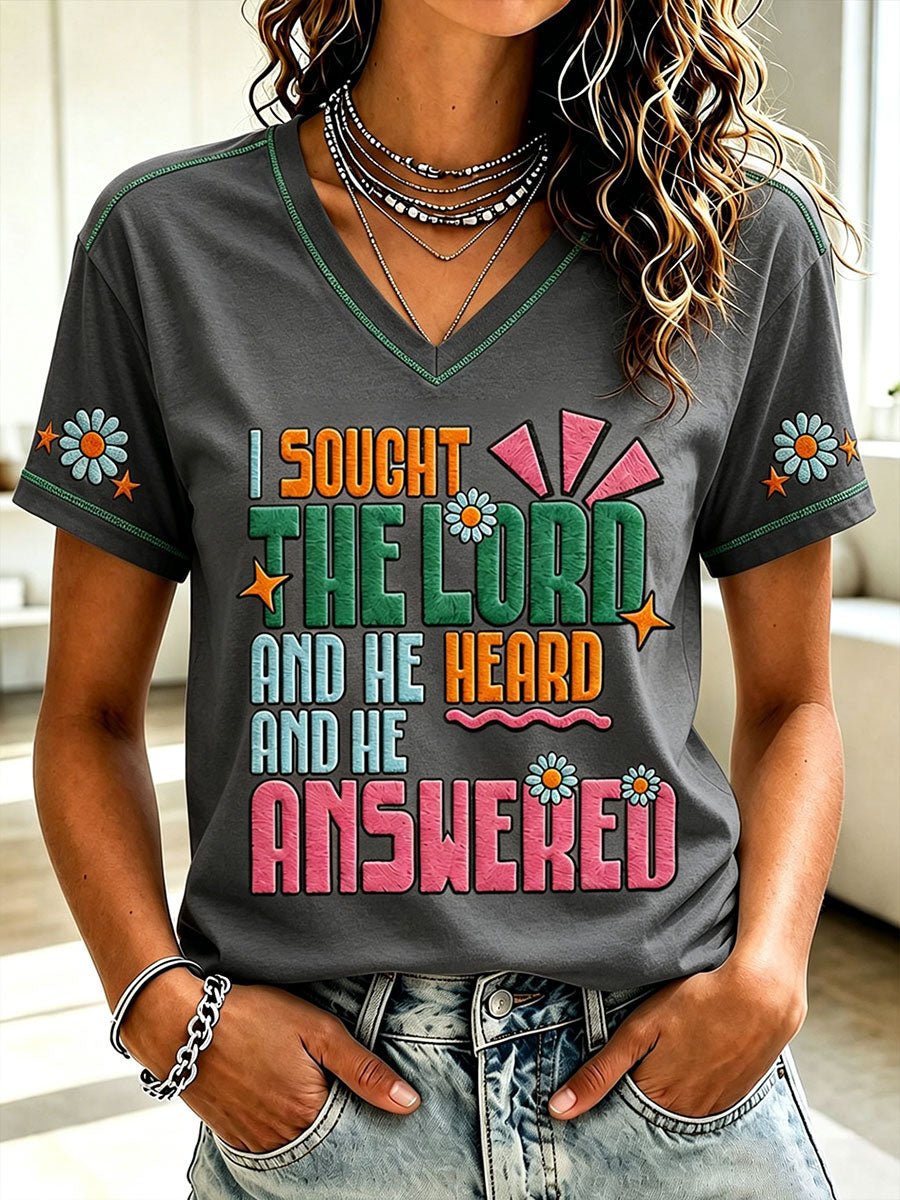 Camiseta clásica de manga corta con estampado «Busqué al Señor, él me oyó y respondió»