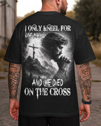 Ich knie nur vor einem Mann, und der starb am Kreuz – T-Shirt