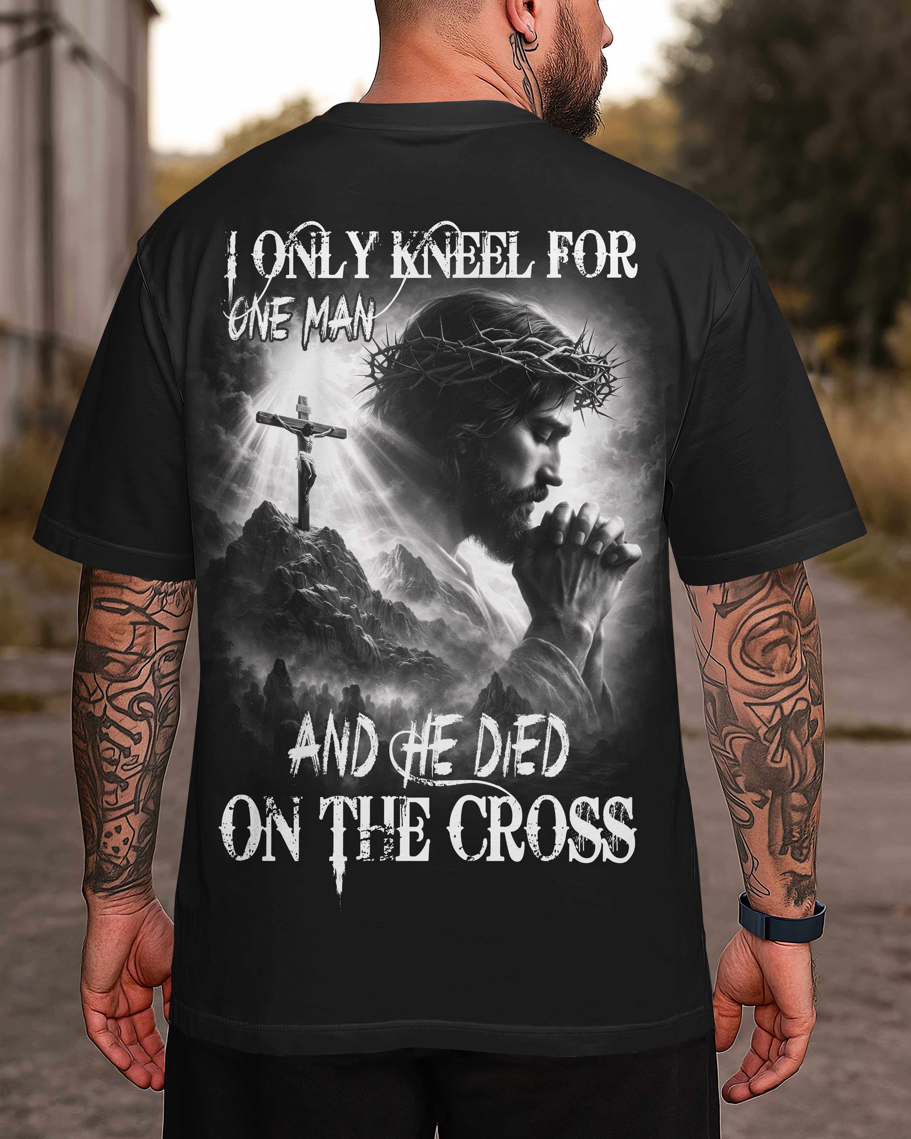 Ich knie nur vor einem Mann, und der starb am Kreuz – T-Shirt