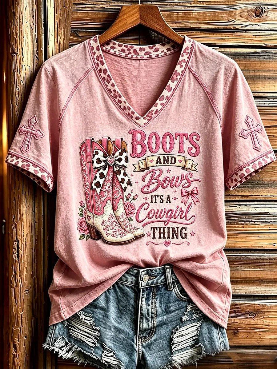 Camiseta de manga corta con cuello en V, estampado de botas, lazos, cruz y estilo vaquera western para mujer