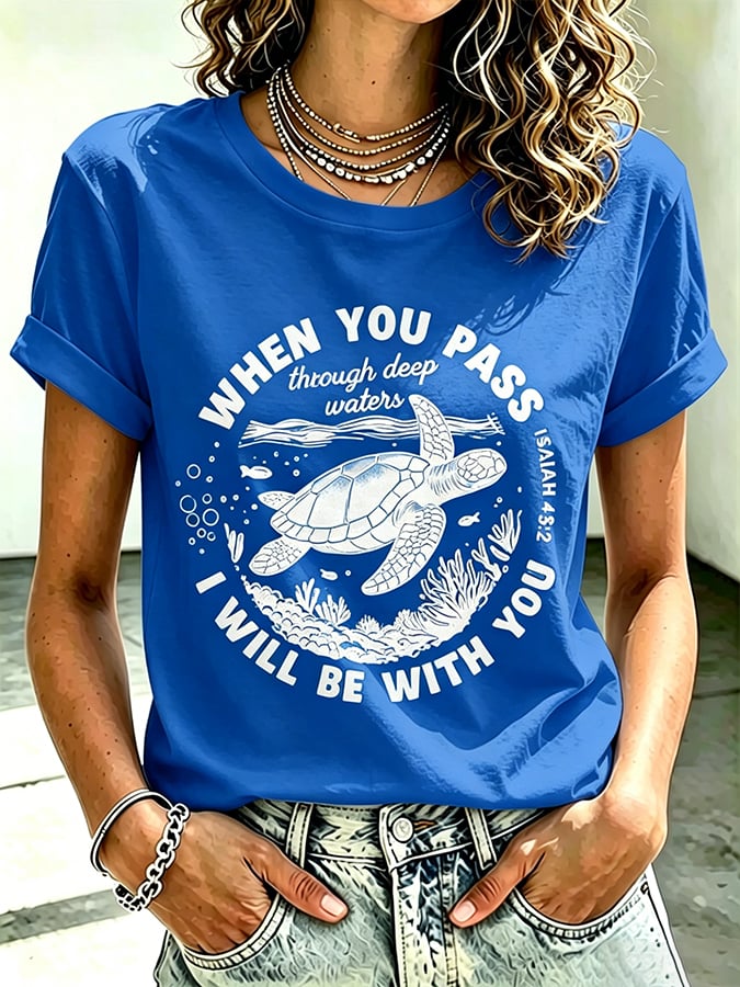 Camiseta estampada de fe para mujer, ideal para vacaciones y ocio en la playa, con tortuga marina y el mensaje «Cuando pases por aguas profundas, estaré contigo»
