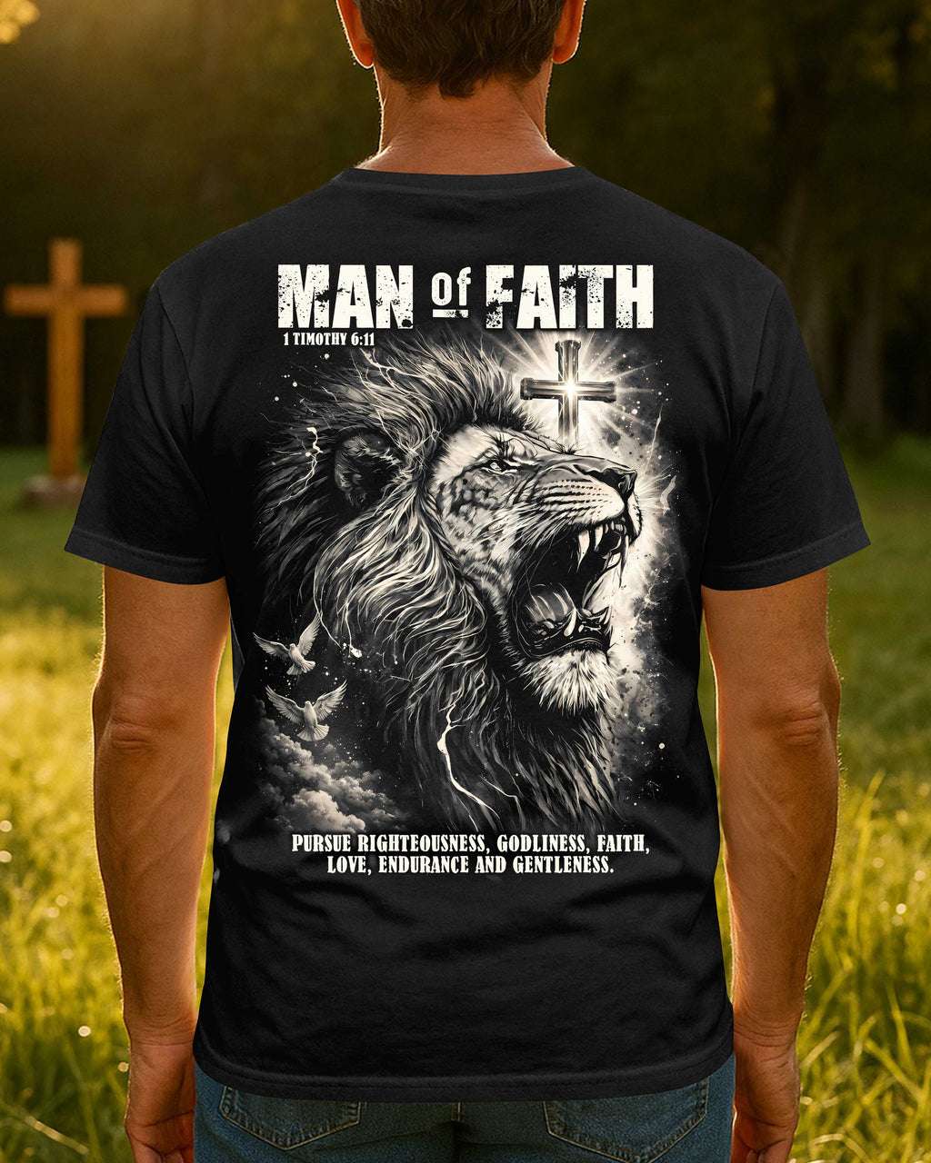Mann des Glaubens, 1. Timotheus 6,11, jage der Gerechtigkeit, der Gottesfurcht, dem Glauben, der Liebe, der Geduld und der Sanftmut nach. T-Shirt