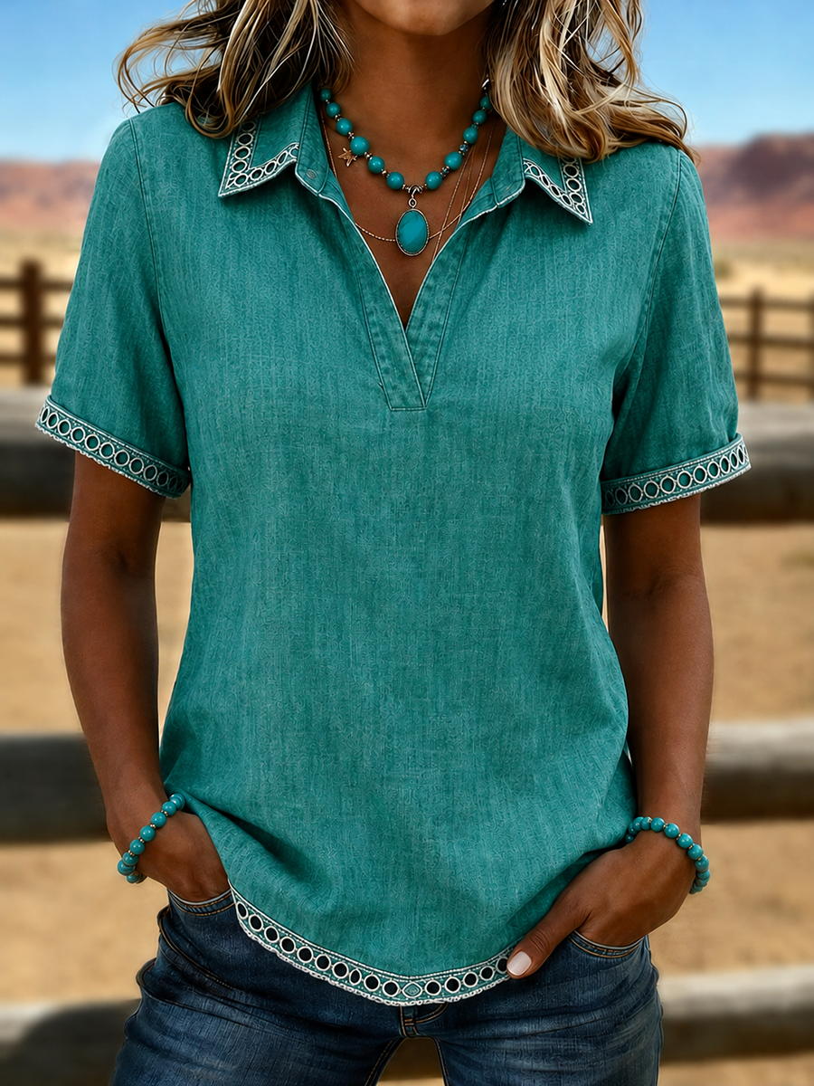 Blusa western de manga corta con cuello de pico y ribete de encaje turquesa