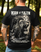 Mann des Glaubens, 1. Timotheus 6,11, jage der Gerechtigkeit, der Gottesfurcht, dem Glauben, der Liebe, der Geduld und der Sanftmut nach. T-Shirt