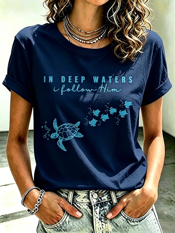 Camiseta estampada de fe para mujer, ideal para vacaciones y ocio en la playa, con tortuga marina y el mensaje «En aguas profundas, lo sigo»