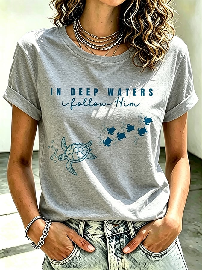 Camiseta estampada de fe para mujer, ideal para vacaciones y ocio en la playa, con tortuga marina y el mensaje «En aguas profundas, lo sigo»