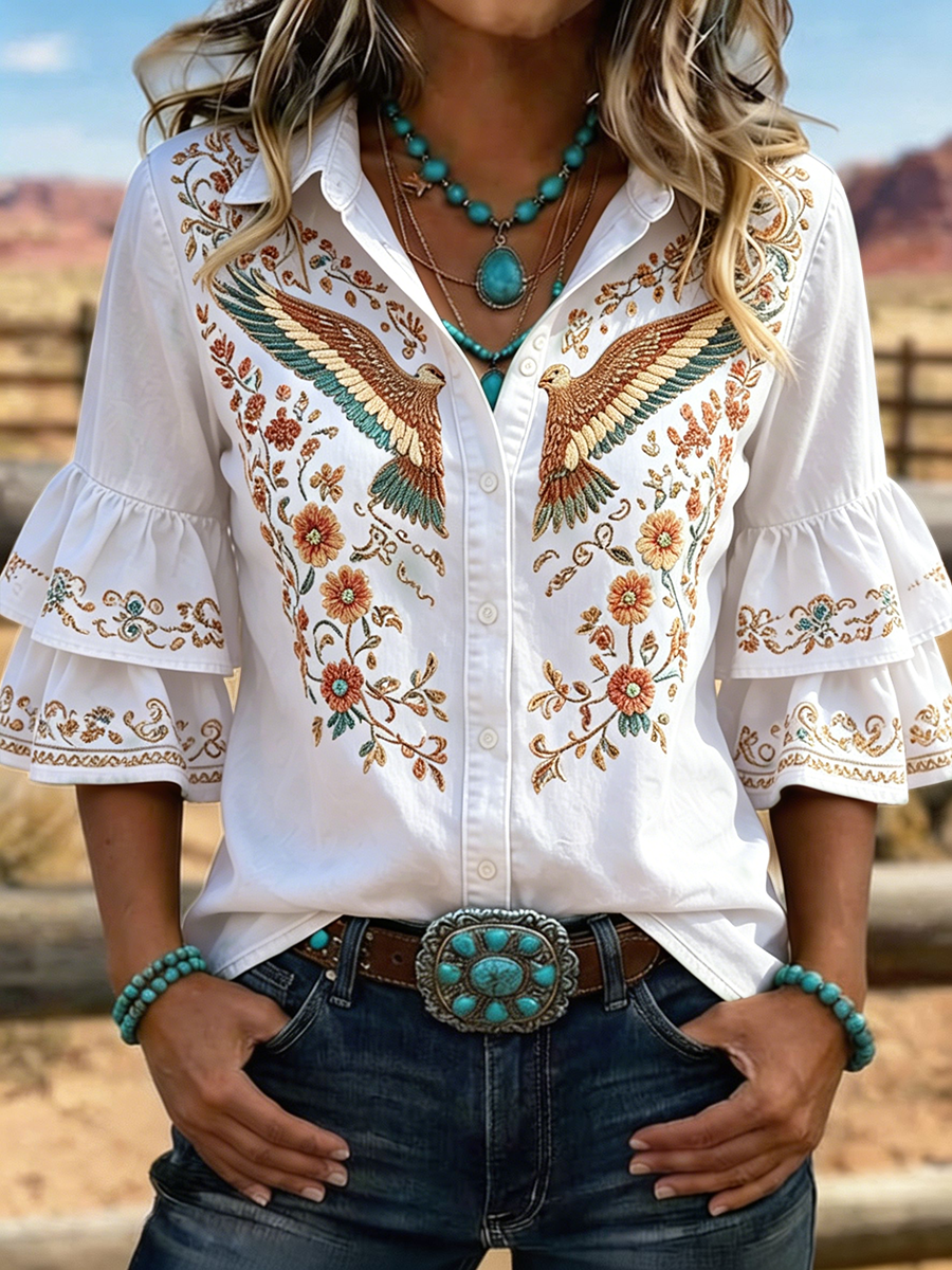 Blusa vaquera de mujer con águila y flores bordadas y mangas con volantes