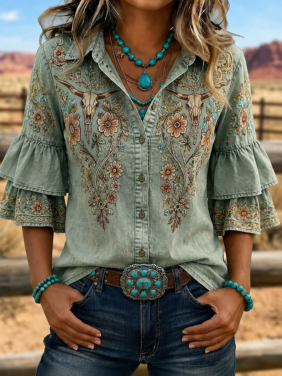 Camisa vaquera de mujer con calavera de toro bordada y mangas con volantes