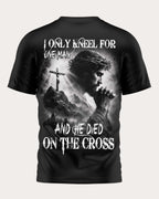 Ich knie nur vor einem Mann, und der starb am Kreuz – T-Shirt