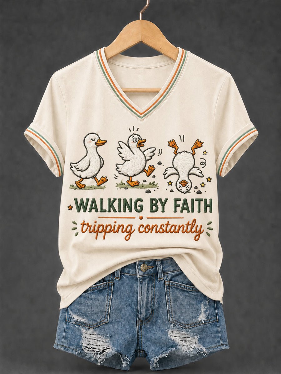Klassisches Walking By Faith Tripping Constantly Gänse-Print Christliches Inspirierendes Kurzarmshirt