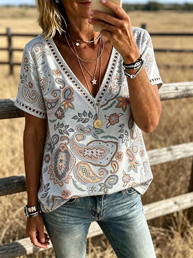 Blusa vaquera bohemia de mujer con estampado de paisley, cuello en V, ribete y manga corta