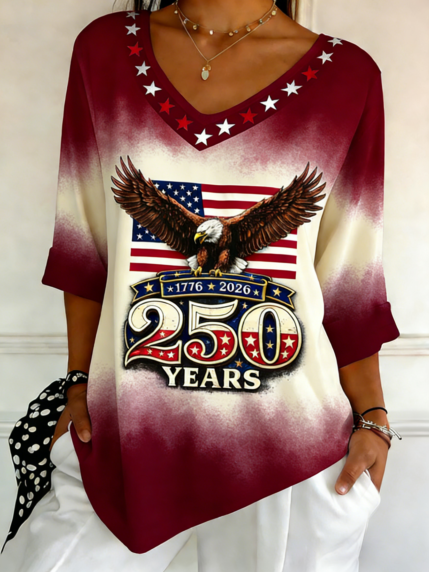 Top con cuello en V degradado de águila por 250 años 1776-2026
