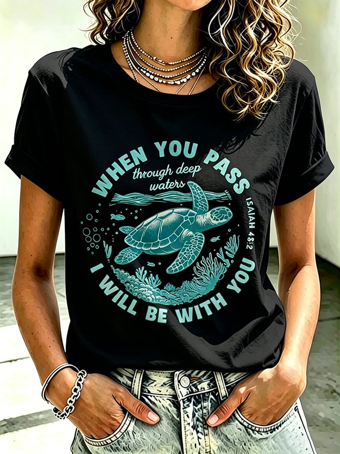 Camiseta estampada de fe para mujer, ideal para vacaciones y ocio en la playa, con tortuga marina y el mensaje «Cuando pases por aguas profundas, estaré contigo»