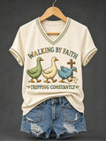 Klassisches Walking By Faith Tripping Constantly Gänse-Print Christliches Inspirierendes Kurzarmshirt