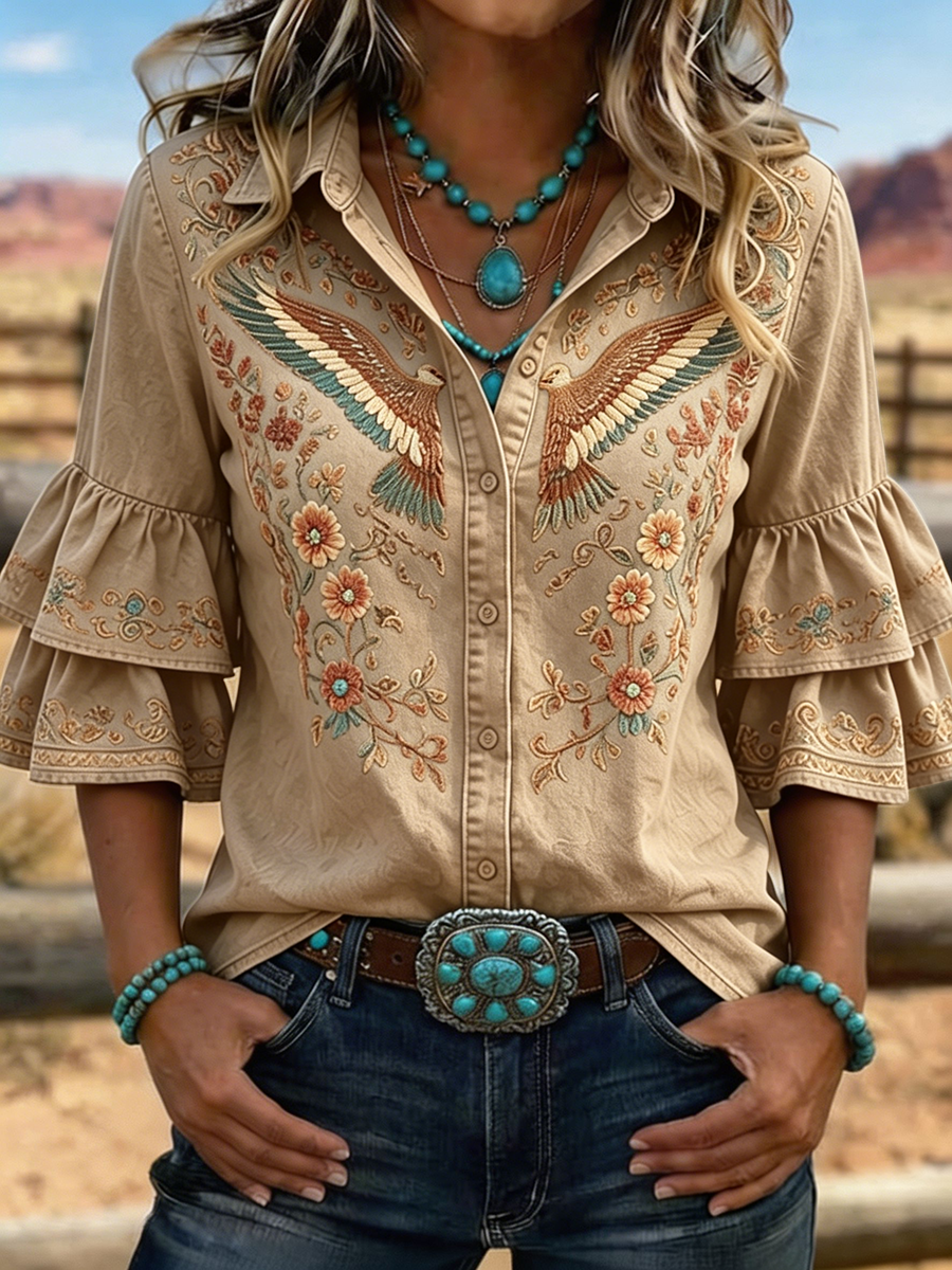 Blusa vaquera de mujer con águila y flores bordadas y mangas con volantes