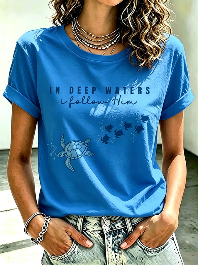 Camiseta estampada de fe para mujer, ideal para vacaciones y ocio en la playa, con tortuga marina y el mensaje «En aguas profundas, lo sigo»